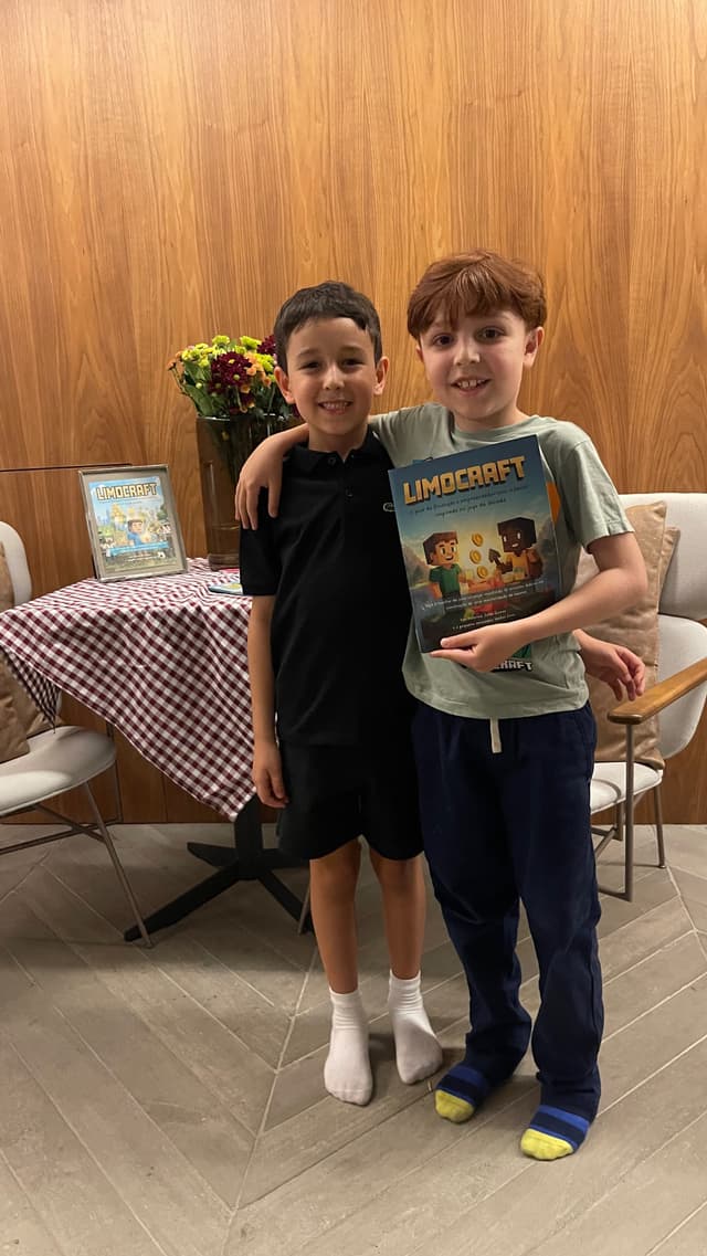 Família com o livro Limocraft