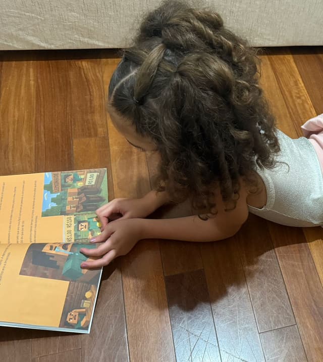 Família com o livro Limocraft